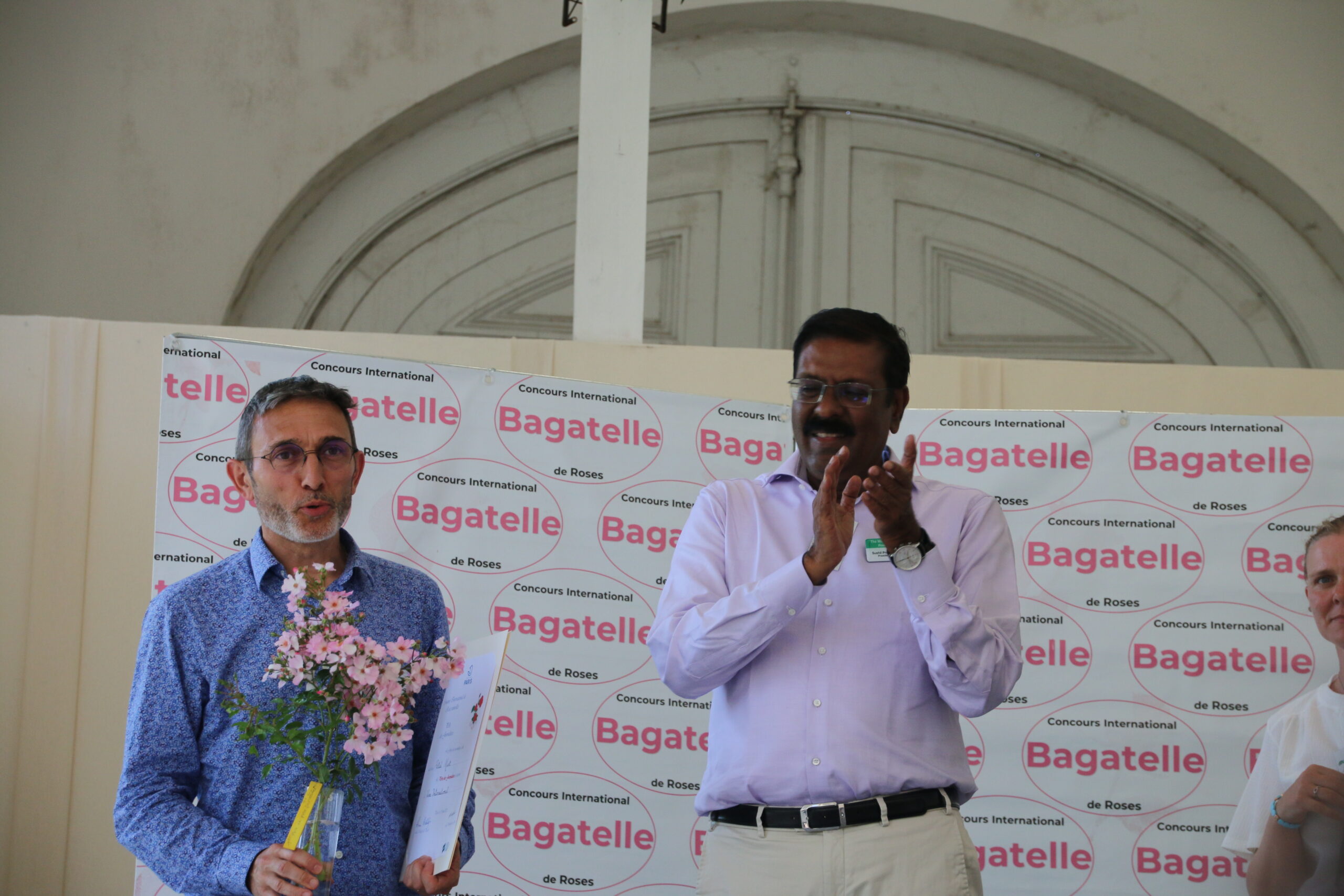 IMG_1738 Sous les applaudissements de Sushil Prakash, le président du 118e concours, Petal Mist (Viva International) reçoit le prix des journalistes des mains de Xavier Gerbeaud.