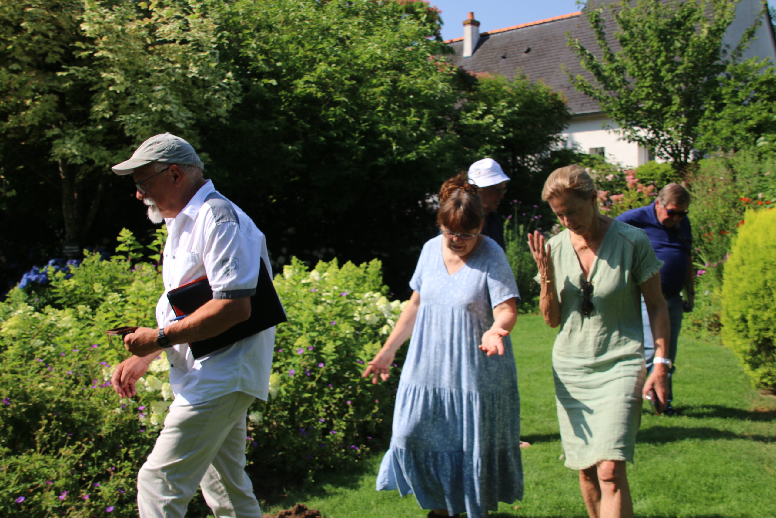 IMG_1902 Jardin d'Altona. Les membres du jury découvrent leur premier jardin de la journée.