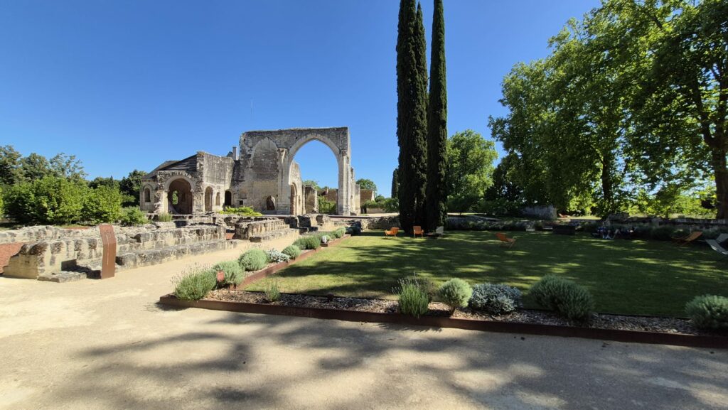 Prieuré Saint-Cosme, maison de Ronsard. Le site est entretenu avec zéro phyto et en gestion différée. Il s'agit de libérer du temps sur certains secteurs pour en soigner davantage d'autres. Limiter les tontes et l'usage de l'eau.