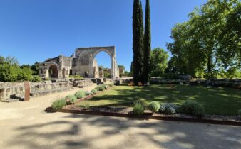 Prieuré Saint-Cosme, maison de Ronsard. Le site est entretenu avec zéro phyto et en gestion différée. Il s'agit de libérer du temps sur certains secteurs pour en soigner davantage d'autres. Limiter les tontes et l'usage de l'eau.
