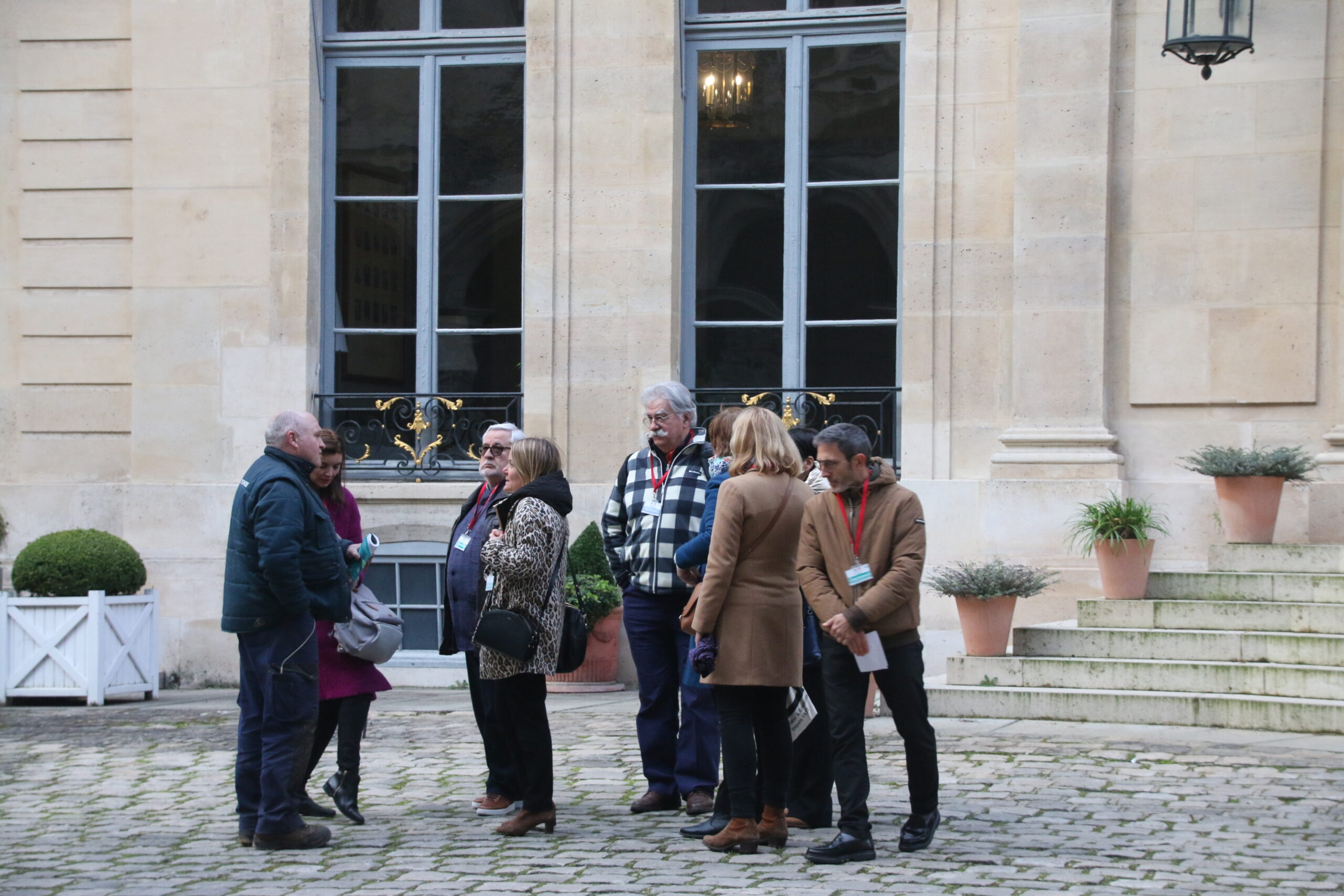 Devant les bureau privés de la ministre, hôtel de Villeroy, un petit groupe interroge Pierre Saccani, le jardinier chef au ministère.