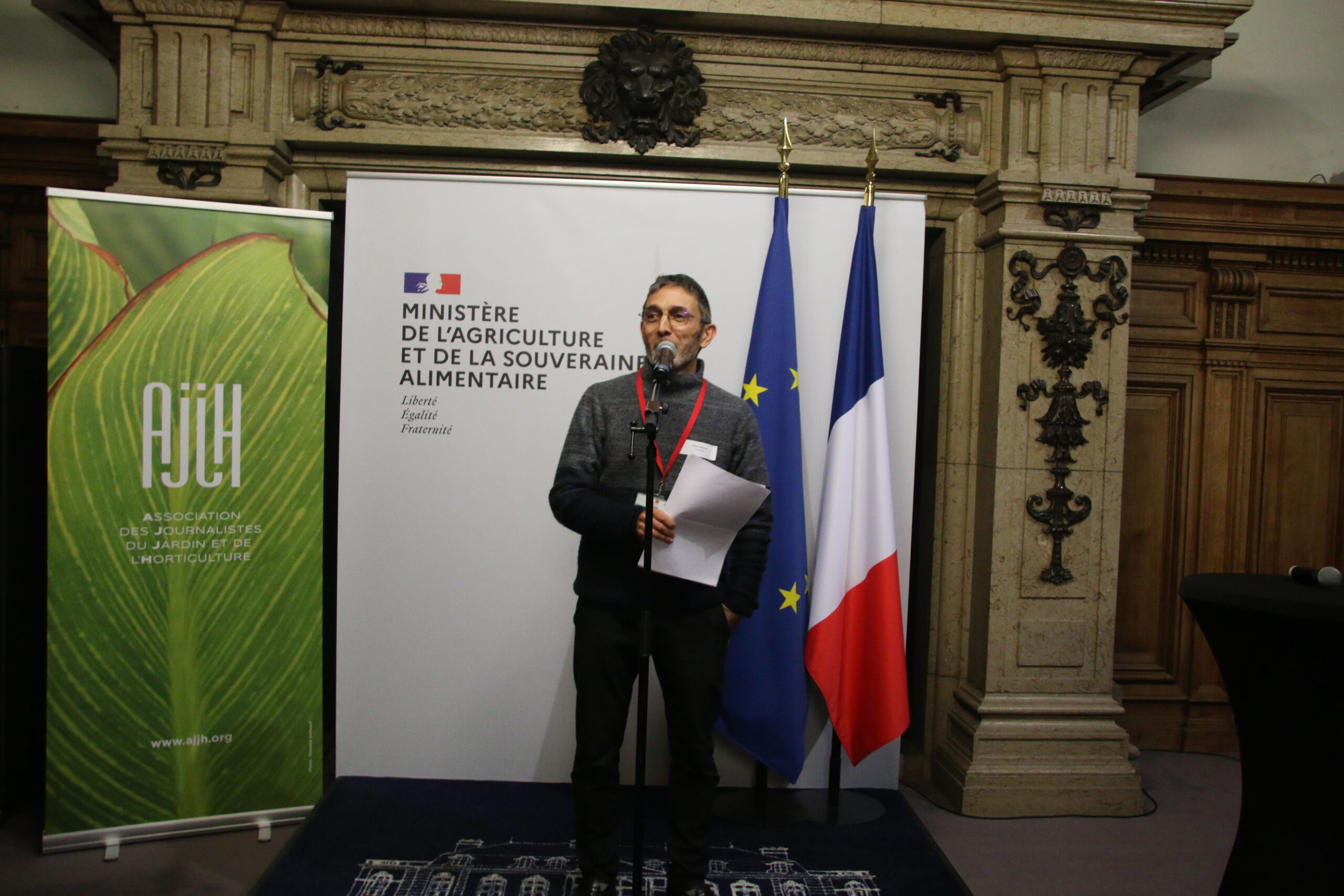 Remise de l'annuaire au ministère de l'Agriculture