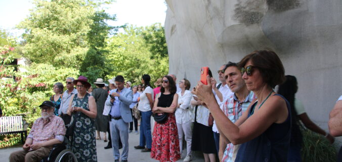 Zoo de Vincennes. Une soixantaine de membres actifs et membres bienfaiteurs suivent studieusement les explications de Mickaël Mugnier, directeur d’étude de l’atelier Jacqueline Osty.