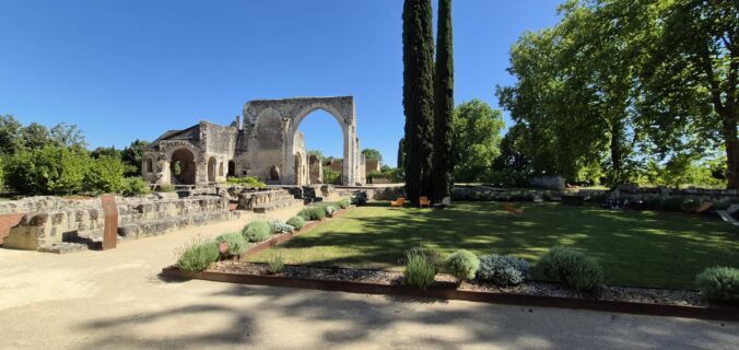 Prieuré Saint-Cosme, maison de Ronsard. Le site est entretenu avec zéro phyto et en gestion différée. Il s'agit de libérer du temps sur certains secteurs pour en soigner davantage d'autres. Limiter les tontes et l'usage de l'eau.