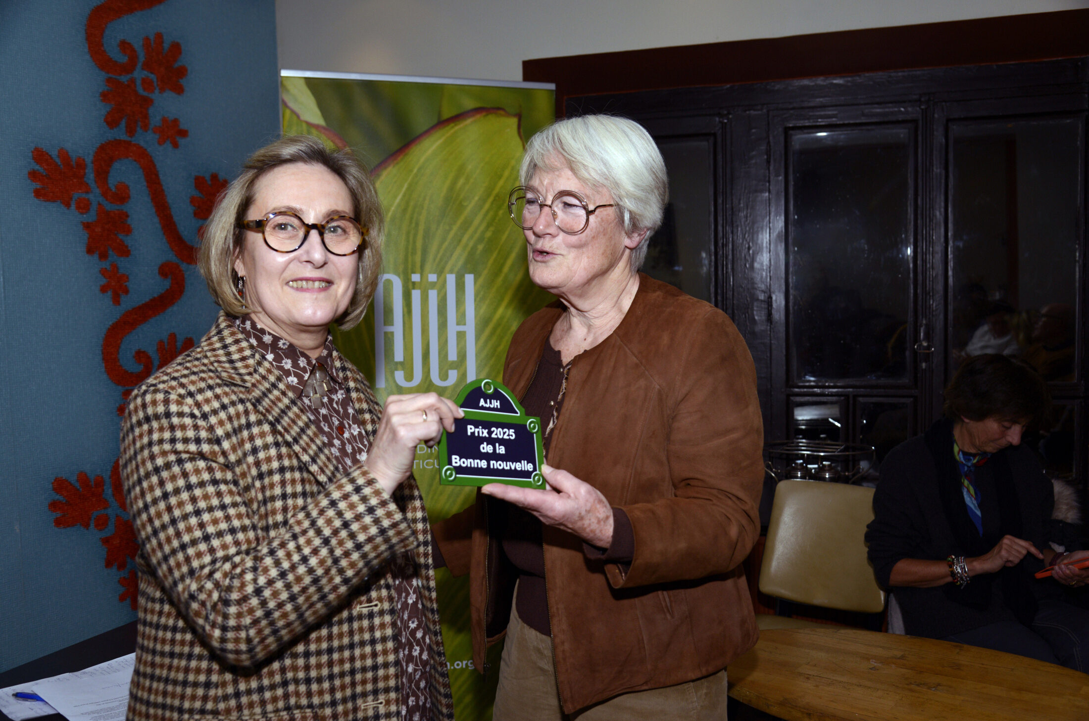 _DSC6981 ©Snezana Gerbault isabelle Vauconsant reçoit le prix de la Bonne Nouvelle des mains de Sylvie Hamel.