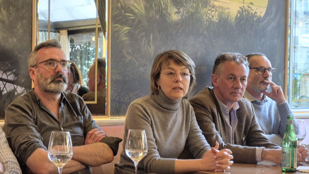 Mme Natalia Smalto, fondatrice du pris de l'Art des jardins, encadrée d'une partie du jury, annonce le lauréat 2026 le 24 mars à Paris;