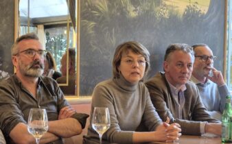 Mme Natalia Smalto, fondatrice du pris de l'Art des jardins, encadrée d'une partie du jury, annonce le lauréat 2026 le 24 mars à Paris;