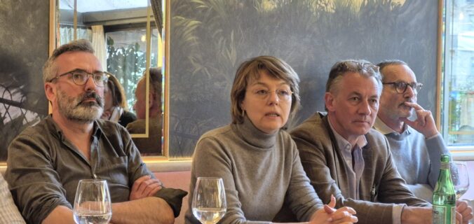 Mme Natalia Smalto, fondatrice du pris de l'Art des jardins, encadrée d'une partie du jury, annonce le lauréat 2026 le 24 mars à Paris;