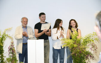 Jérôme Clément remet le prix du journalisme végétal à Clarysse, Chloé et Léo étudiants à l'ESAJ.