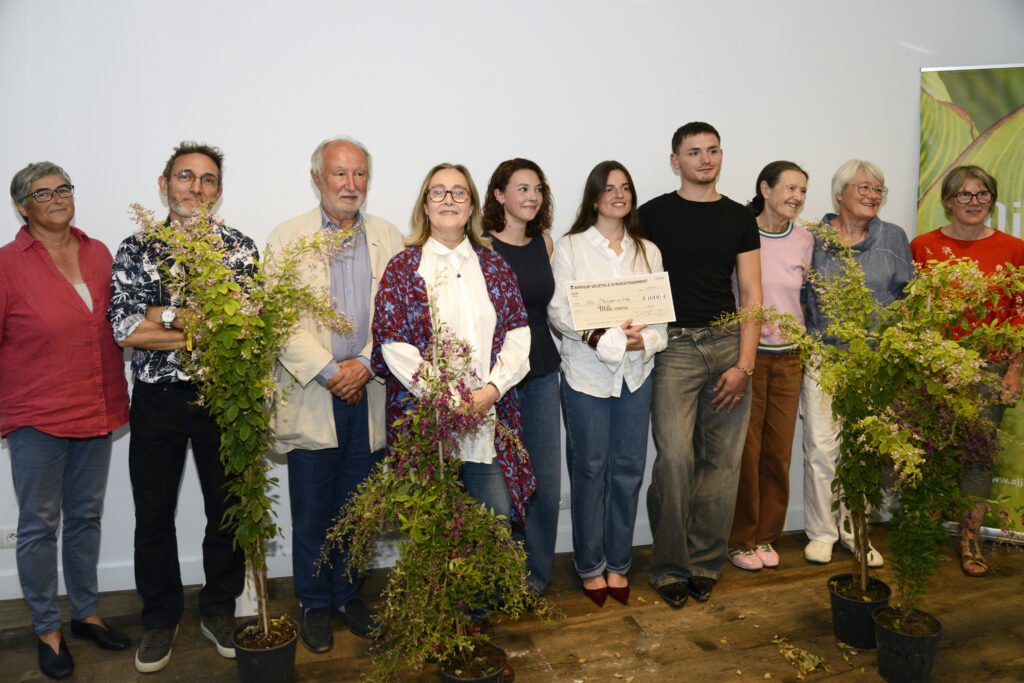 Sylvie Ligny, Xavier Gerbeaud, président de l'AJJH, Jérome Clément, Isabelle Vauconsant, Véronique Mûre, Sylvie hamel et fabienne Jarry entourent les lauréats (photo Sézana Gerbault).