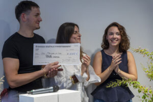 Léo, Chloé et Clarysse vainqueurs avec un article sur Flex de la 1re édition du Prix AJJH du journalisme végétal (photo Caroline Paux)